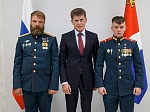 Олег Кожемяко вручил знаки особого отличия «Герой Приморья» участникам боя танка «Алеша»