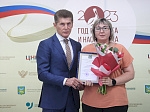 Олег Кожемяко наградил приморских педагогов за выпускников-стобалльников