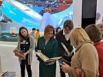 Посетители павильона Приморья на выставке «Россия» знакомятся с детской книгой этнографа Владимира А